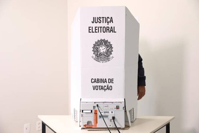 A alienação eleitoral caiu no segundo turno de 2026, com redução da abstenção e dos votos brancos e nulos na eleição presidencial.