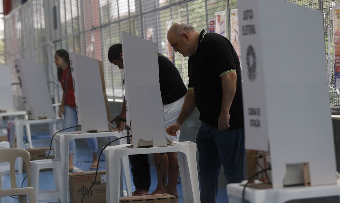 Saiba o que pode e o que não pode nas Eleições 2026, as regras para celular, colinha, camisetas, documentos e a ordem de votação.