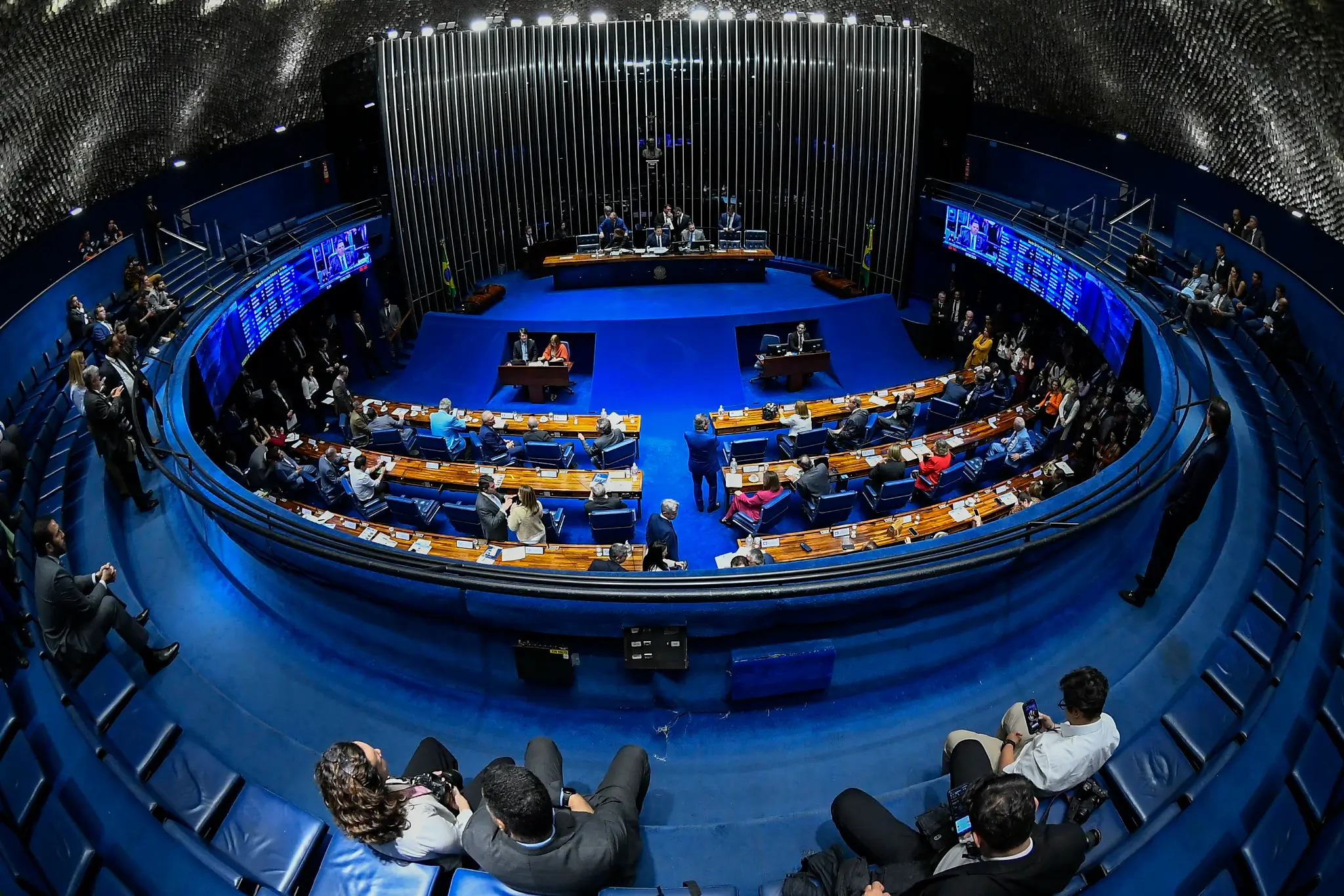 Escala 6x1 começa a ser discutida no Senado. PEC prevê jornada de 40 horas, dois dias de descanso e mantém salários.