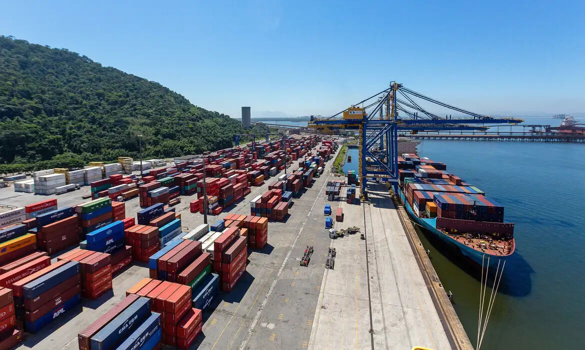 A balança comercial brasileira registrou superávit de US$ 1,7 bilhão na quarta semana de outubro, com exportações em alta de 27,9%.