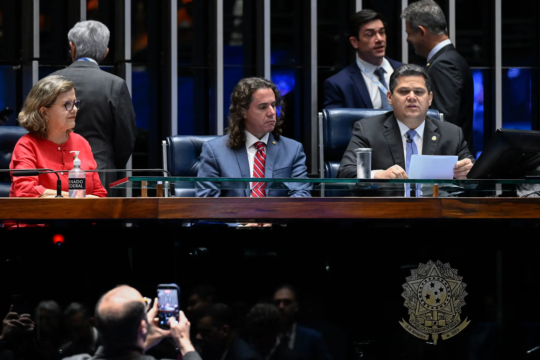 Senado aprova PEC do fim da escala 6x1 com 2 dias de folga e jornada de 40 horas sem corte salarial. Confira o calendário de transição e as regras aprovadas.