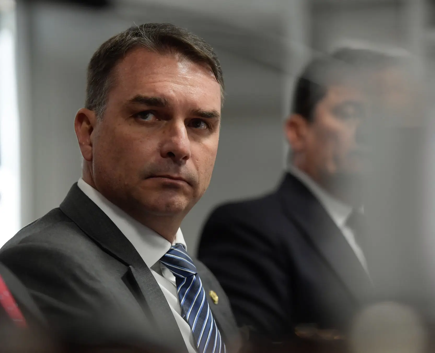 Flávio Bolsonaro contesta eleição, se declara presidente eleito em carta e muda o discurso após deixar o Brasil rumo aos Estados Unidos.