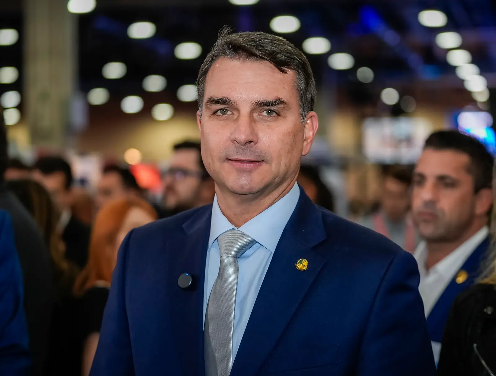 Aliados de Flávio Bolsonaro defendem o resultado eleitoral após carta com acusações de fraude sem provas. Presidente do TSE reafirma a lisura do pleito.