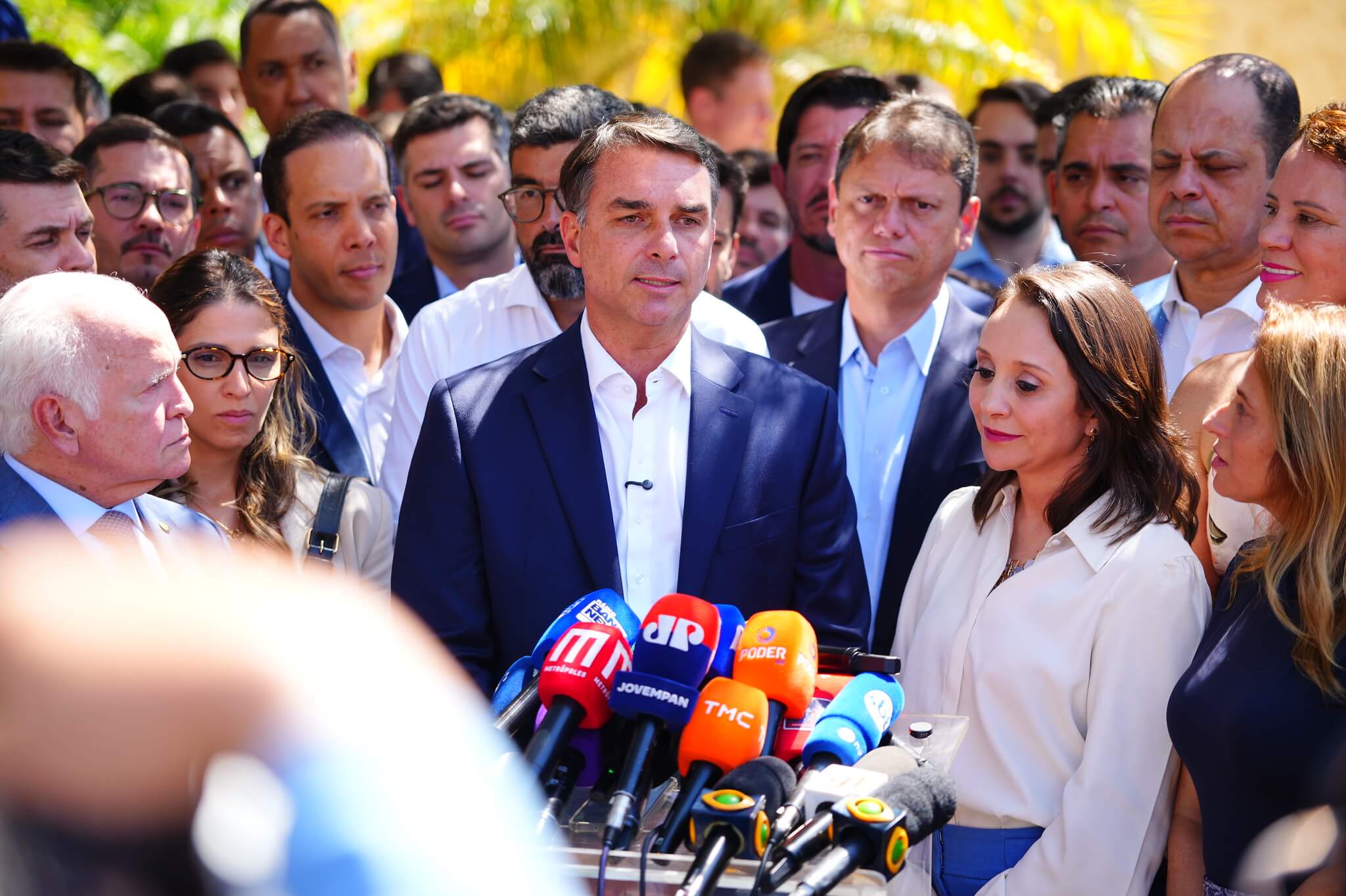 Flávio Bolsonaro propõe rever funções do Ibama, Funai e ICMBio, acelerar o licenciamento ambiental e zerar o desmatamento ilegal até 2029 no Brasil.