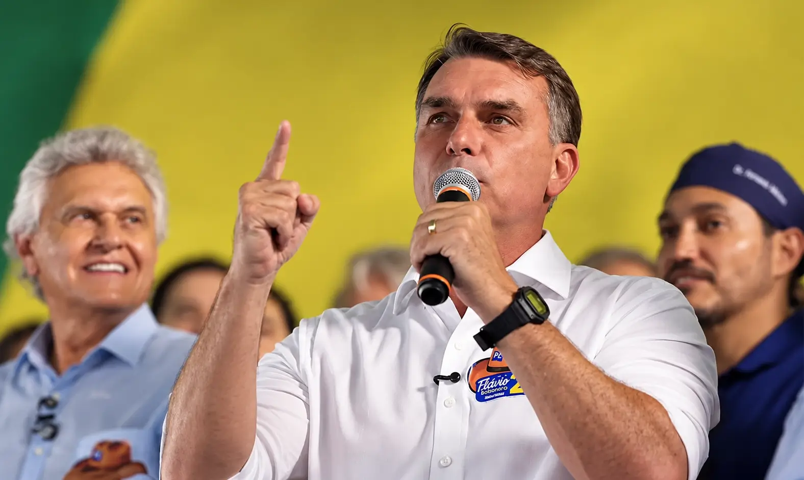 Flávio Bolsonaro diz que pretende usar maioria de direita no Congresso para mudar a Constituição caso seja eleito presidente.