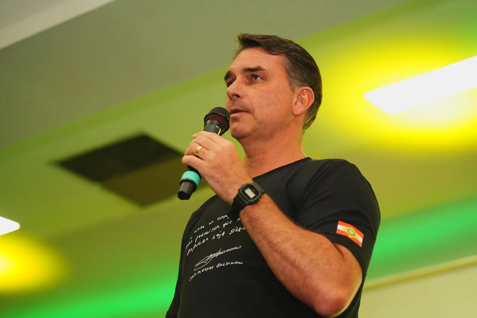 Flávio Bolsonaro rejeita a vitória de Lula e anuncia pedido de anulação da eleição, questionando a prorrogação do horário de votação.