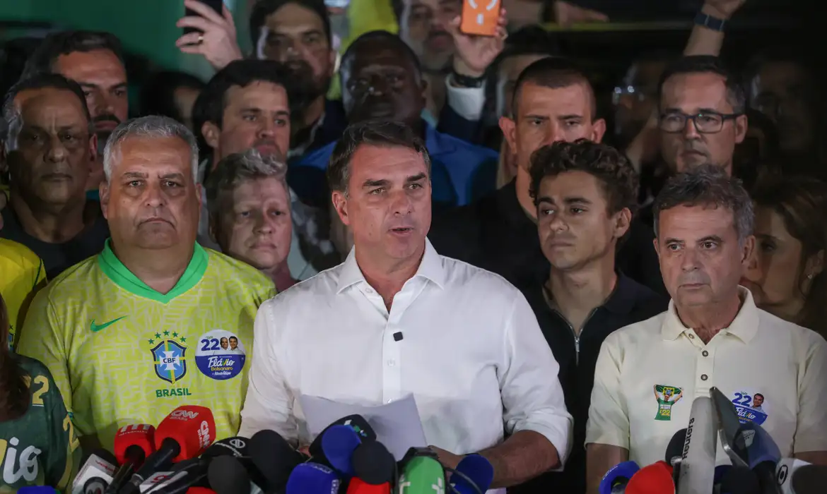 TSE rebate Flávio Bolsonaro, classifica como falsa a alegação sobre fiscais do PL e afirma que registros e filmagens comprovam o acesso às áreas autorizadas.