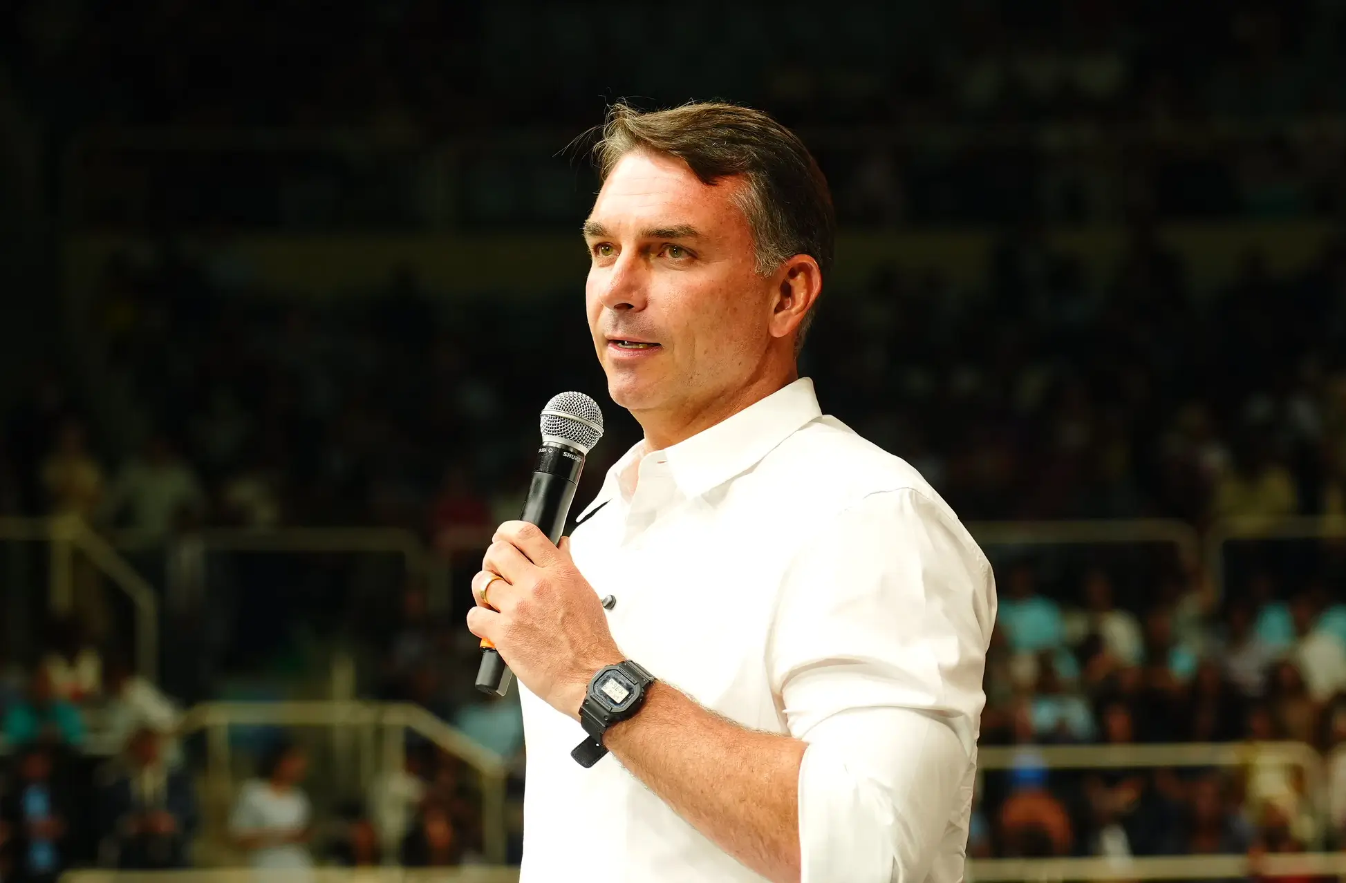Flávio Bolsonaro afirma que foi intimado pela PF a entregar passaportes e proibido de sair do Brasil por decisão atribuída a Alexandre de Moraes.