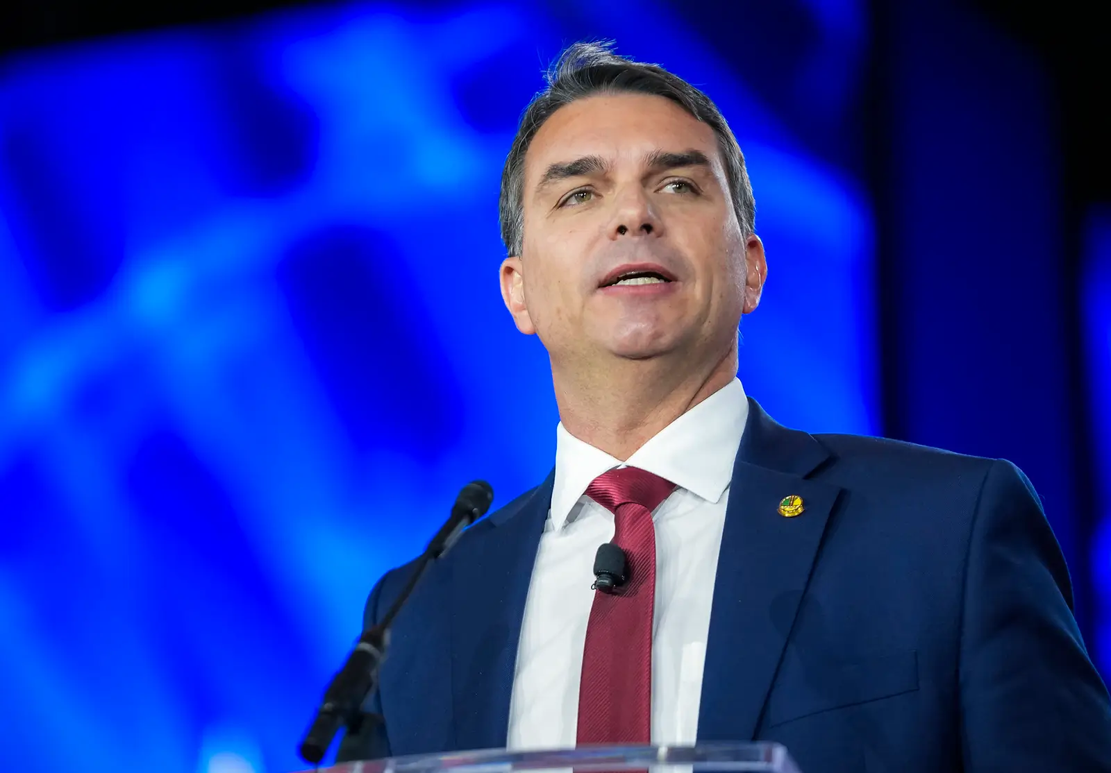 Flávio Bolsonaro estaria a caminho dos EUA, segundo fonte americana. PF cancelou seus passaportes após decisão de Alexandre de Moraes.