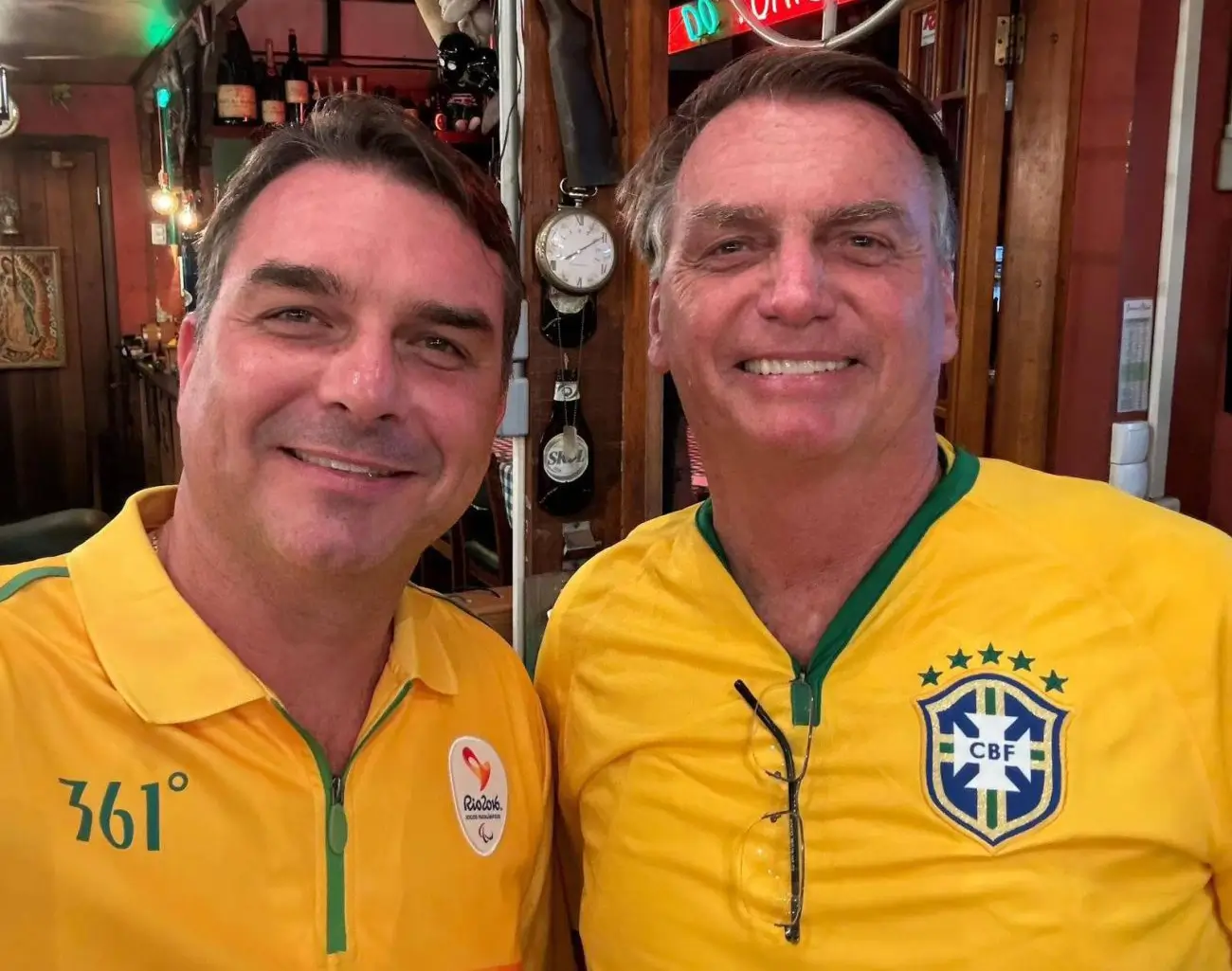 Moraes autoriza Flávio Bolsonaro a visitar o pai após 90 dias de suspensão. STF mantém veto rigoroso a manifestos políticos e declarações em redes sociais.