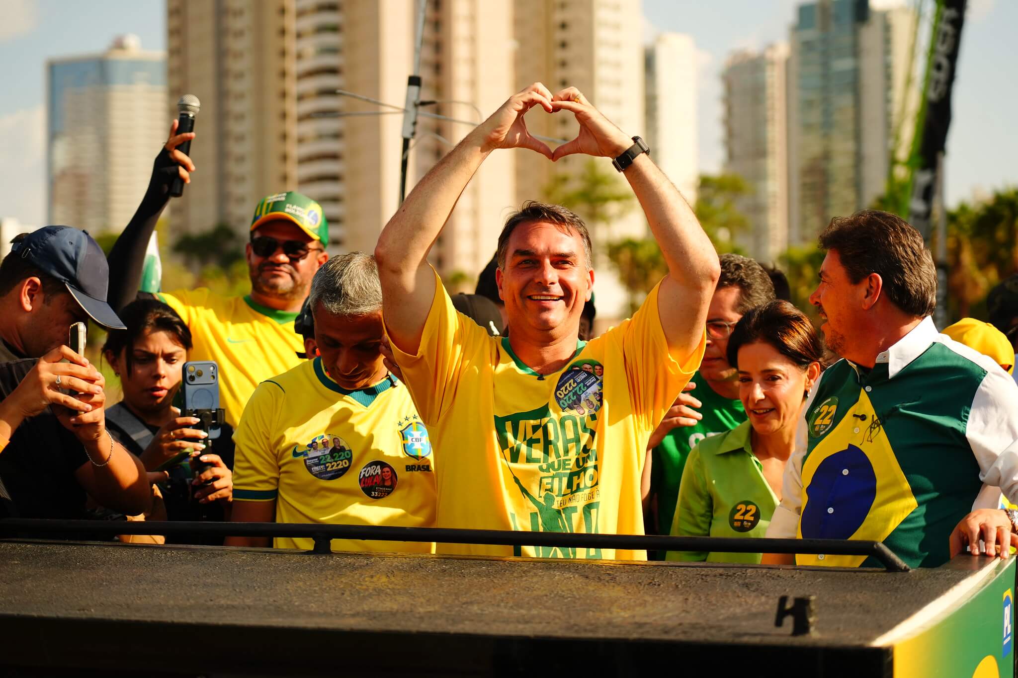 Entenda o avanço conservador nas eleições de 2026 e os fatores que explicam a força da direita no Congresso e o desempenho de Flávio Bolsonaro.