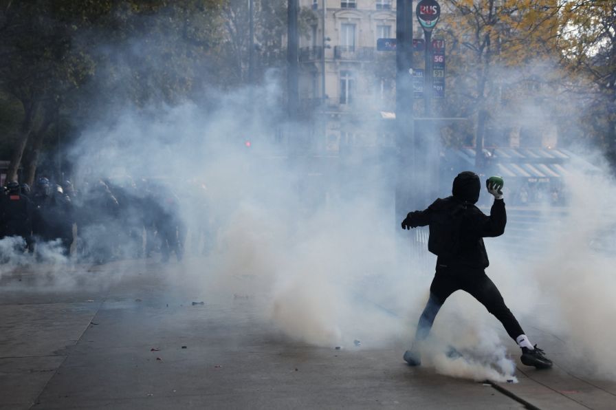 Toque de recolher na França é anunciado após protestos violentos. Governo reforça segurança, prepara apoio a comerciantes e avalia estado de emergência.