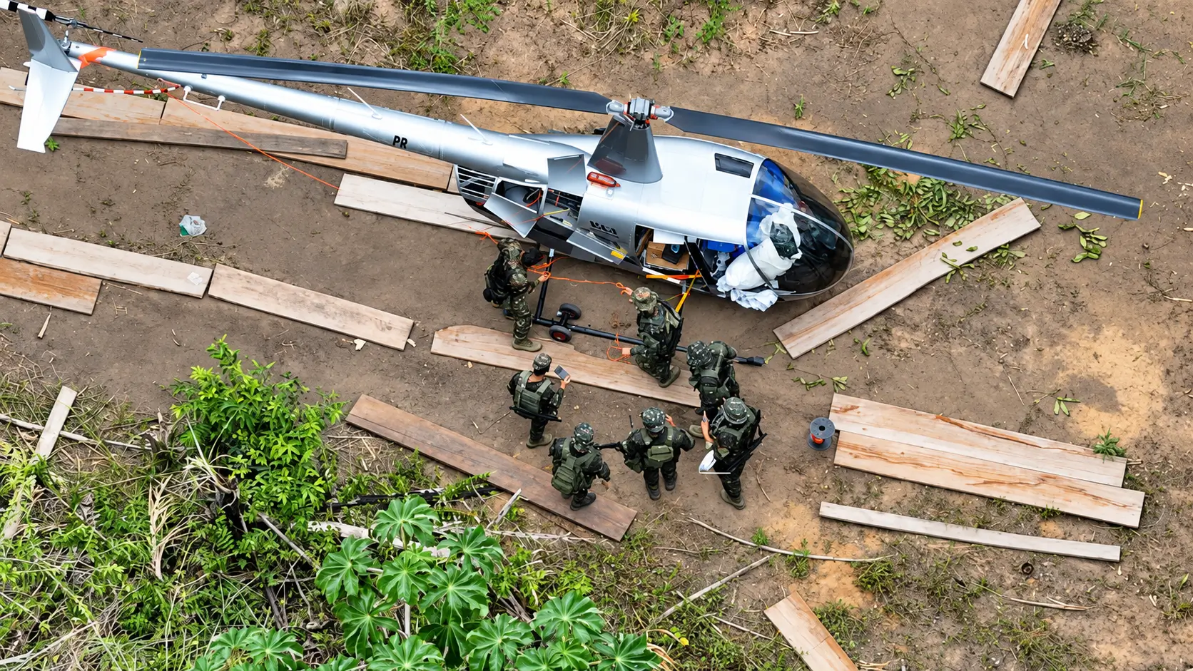 Forças Armadas e Ibama destruíram helicóptero avaliado em R$ 4 milhões apontado como apoio ao garimpo ilegal em Roraima.