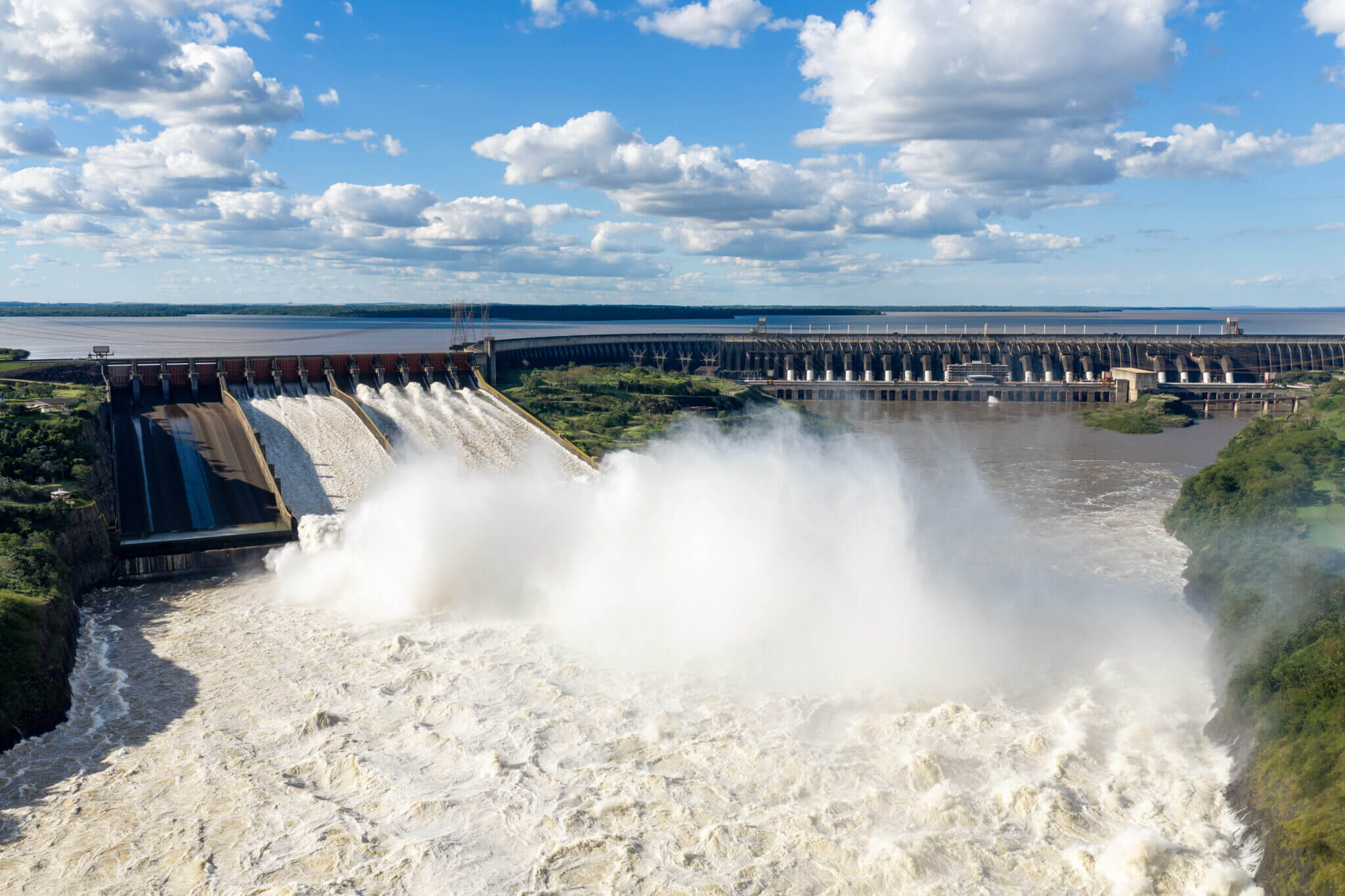 Energia de Itaipu pode diminuir o excedente destinado ao Brasil com novo centro de inteligência artificial no Paraguai previsto para 2027.
