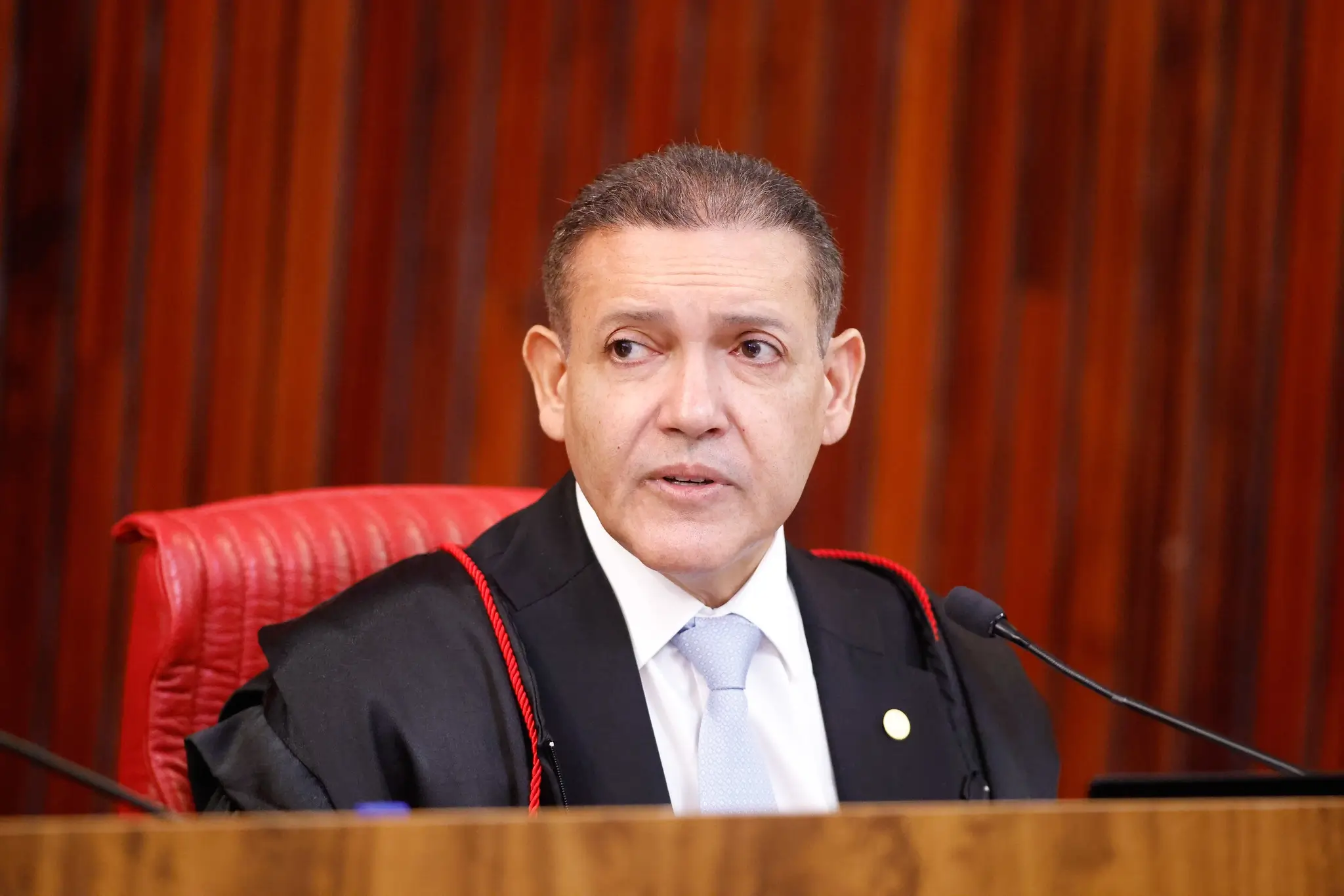TSE afirma que as eleições foram normais após Flávio Bolsonaro alegar fraude. Lula venceu o segundo turno com cerca de 64 milhões de votos.