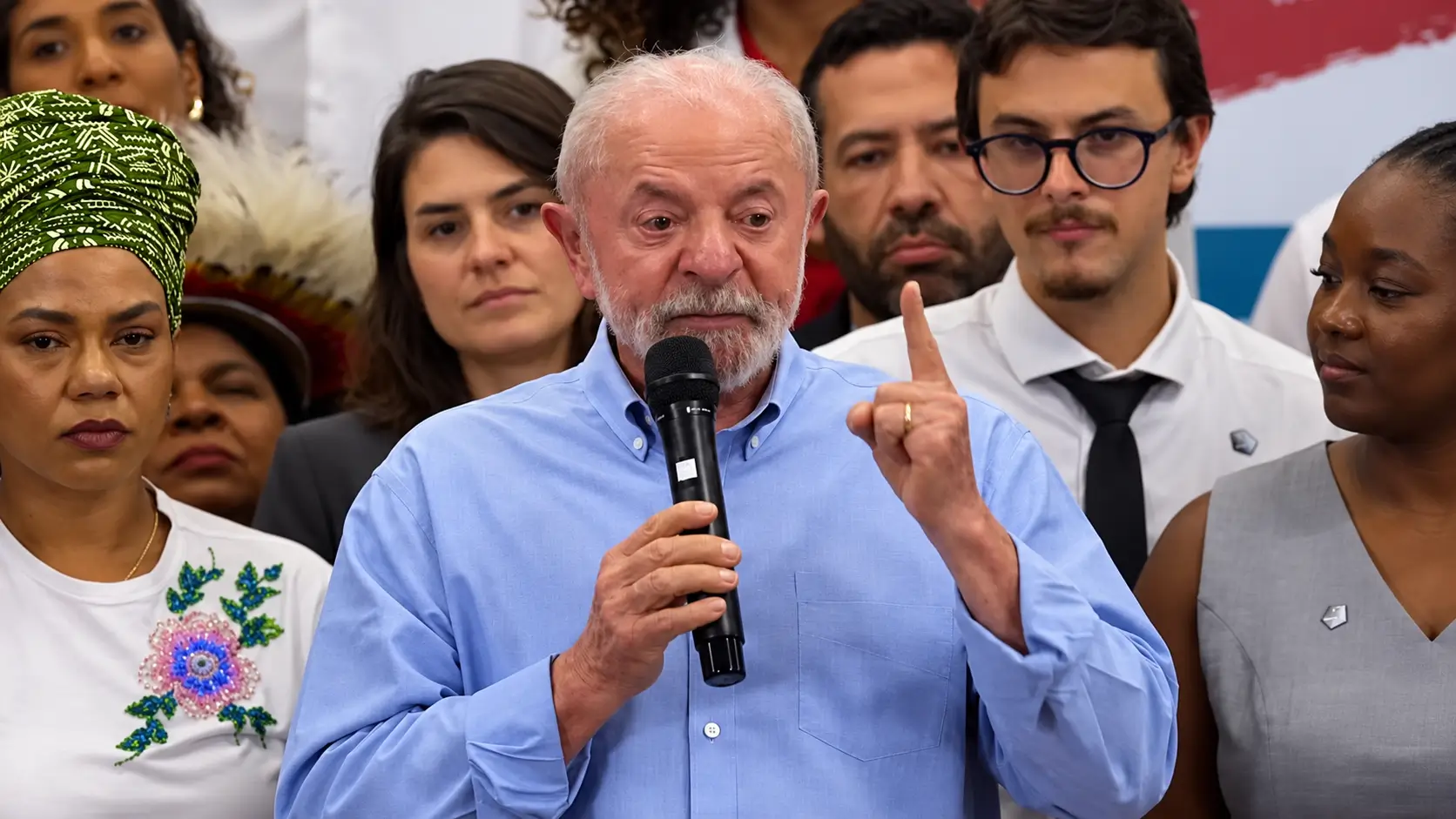 Lula desafia Flávio Bolsonaro a apoiar o fim da escala 6x1 e defende redução gradual da jornada para 40 horas semanais.