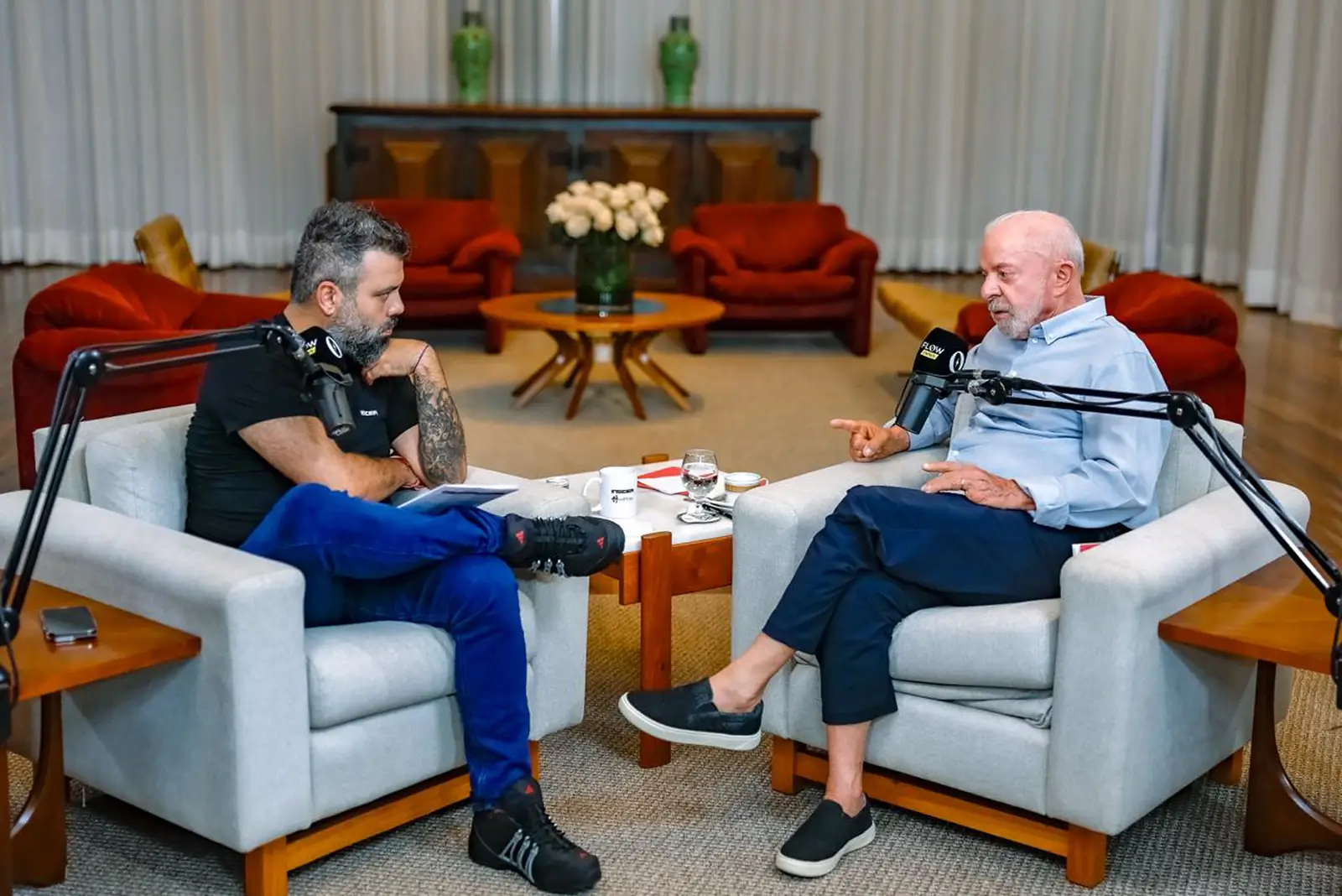 Lula no Flow alcançou 1,64 milhão de espectadores simultâneos, enquanto live de Flávio Bolsonaro chegou a 534,5 mil após cancelamento do debate.