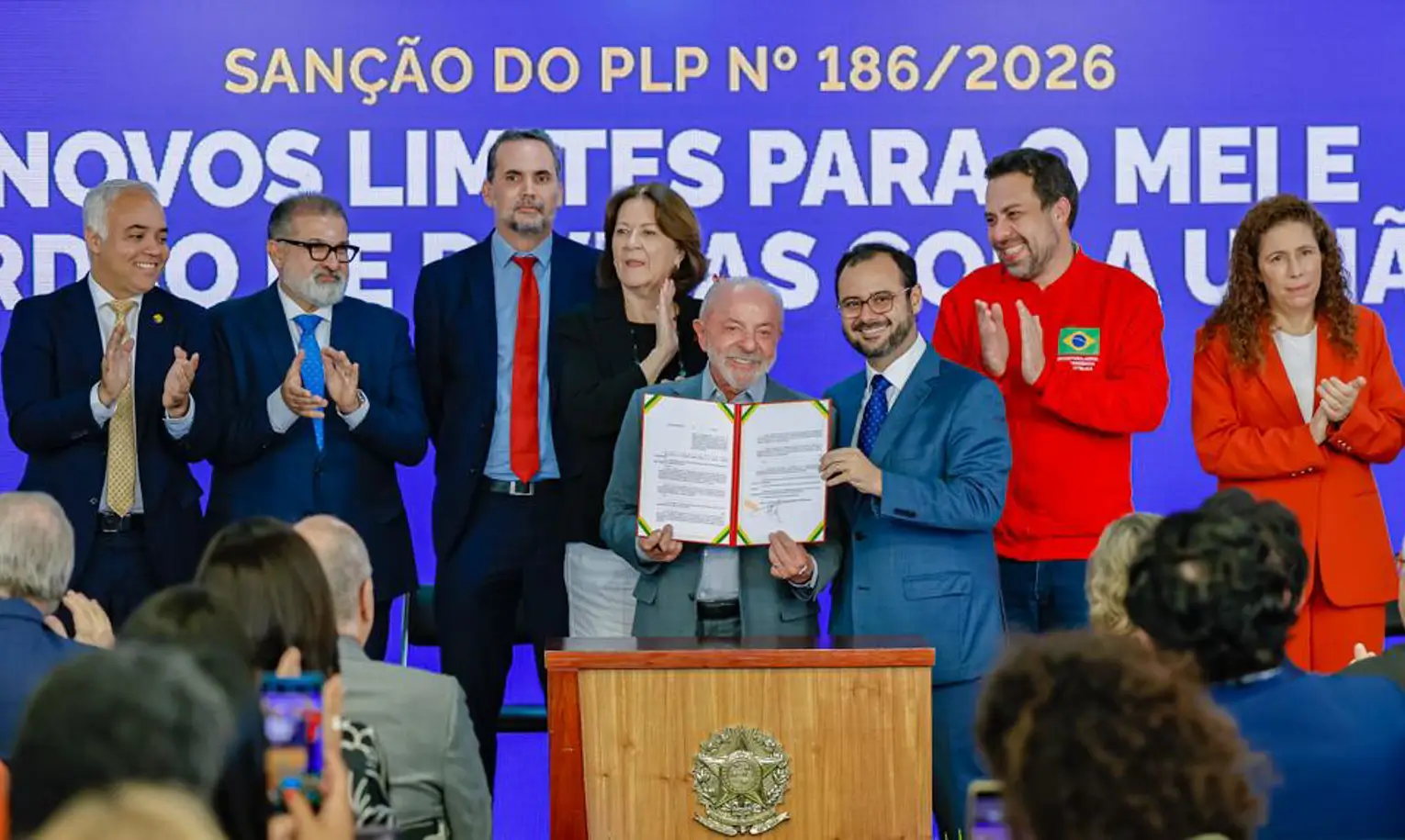 Lula sanciona lei do MEI com perdão de dívidas, teto de R$ 140 mil a partir de 2028 e autorização para contratar até dois empregados.