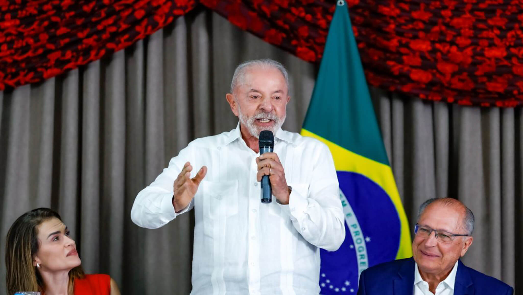 Lula no segundo turno busca virada histórica contra Flávio Bolsonaro. Especialistas analisam a diferença de votos, a abstenção e os desafios para o petista.