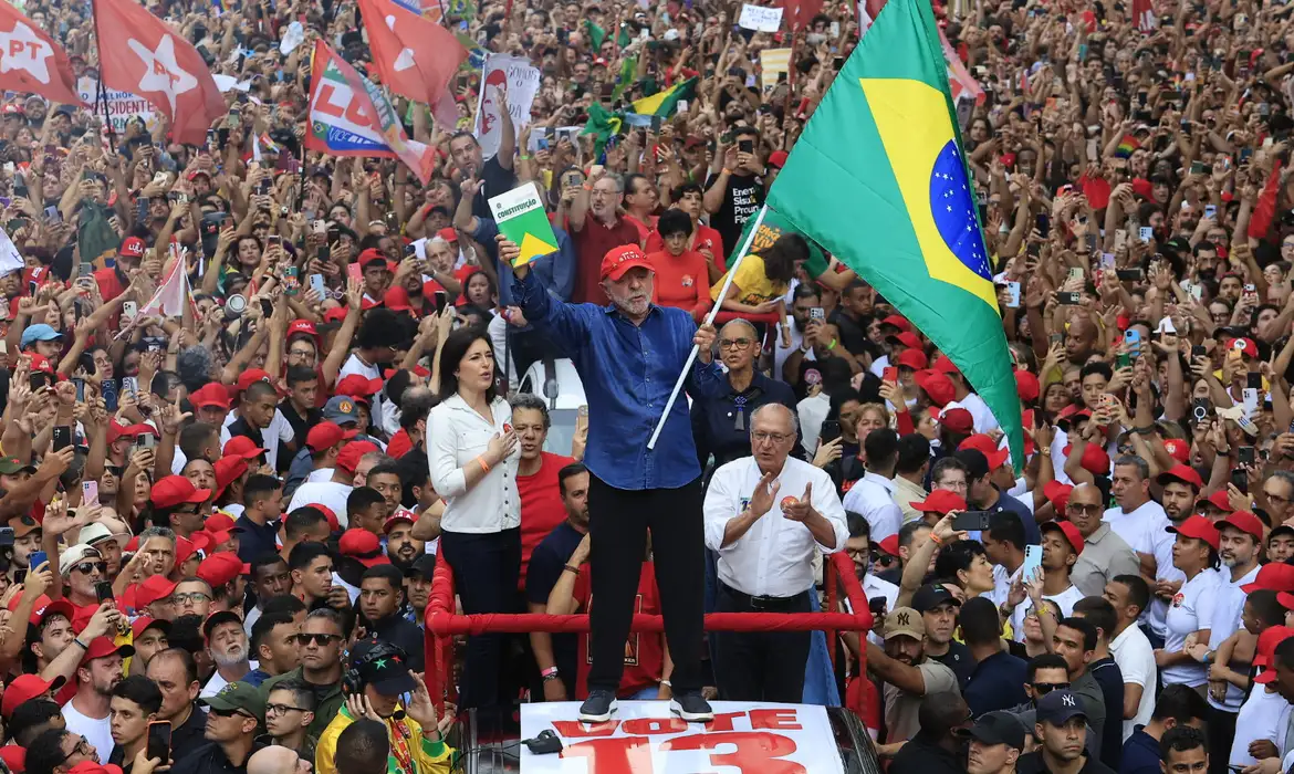Lula é reeleito presidente do Brasil em 2026, vence Flávio Bolsonaro e conquista o quarto mandato após mobilização nas redes e nas ruas.