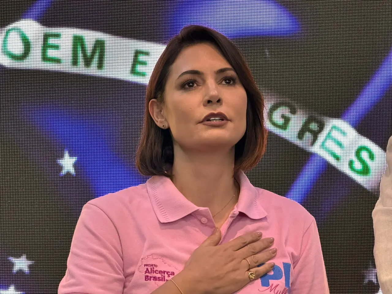 Michelle Bolsonaro diz que Jair Bolsonaro se entristece com divisões entre aliados após derrota de Flávio e pede união no grupo político.
