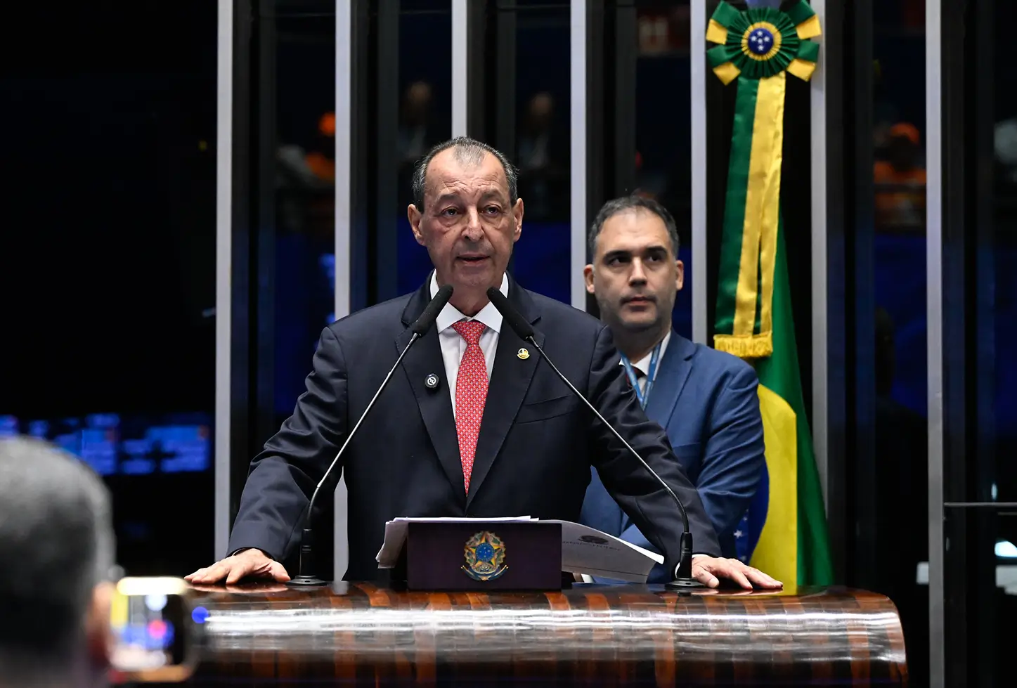 Fim da escala 6x1: Omar Aziz celebra aprovação de PEC que prevê jornada de 40 horas semanais, dois dias de descanso e salários preservados.