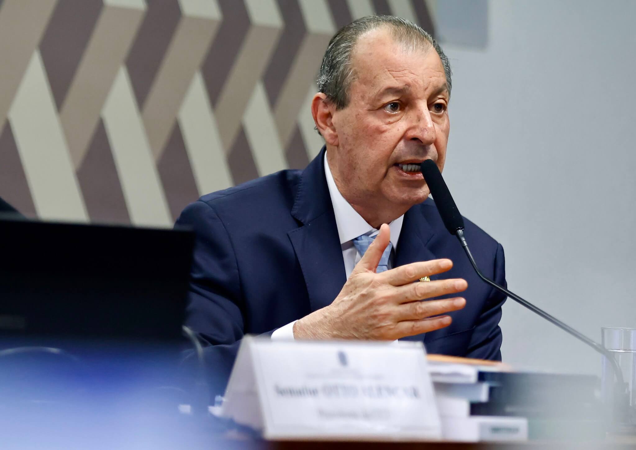 Omar Aziz alerta que mudanças no IPI podem ameaçar a Zona Franca de Manaus e cita Flávio Bolsonaro e Tarcísio ao comentar riscos à indústria e aos empregos.