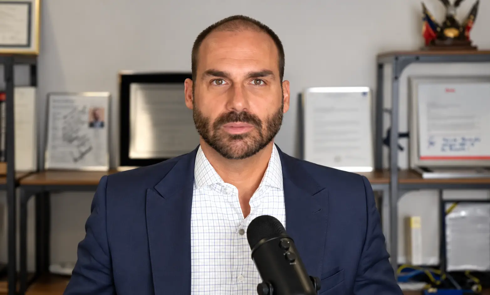 PF avalia extradição de Eduardo Bolsonaro dos EUA após STF determinar cumprimento de pena. Green card pode dificultar o retorno ao Brasil.