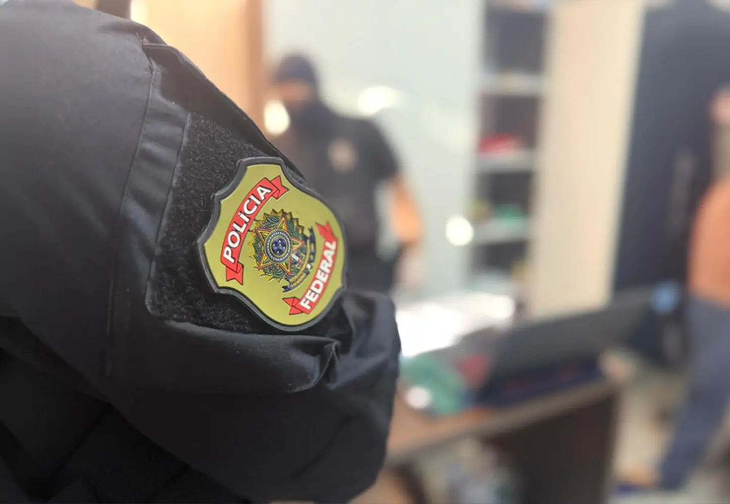 PF investiga suspeito de abuso sexual infantil na internet em Manaus. Operação Harpia apreendeu celular para perícia técnica.