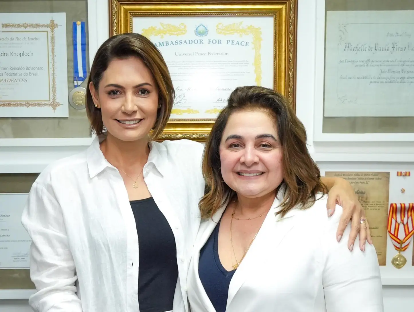 Professora Maria anuncia Michelle Bolsonaro no Amazonas no 2º turno e promete seis hospitais no interior e mudanças na segurança.