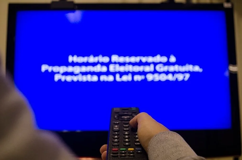 Propaganda eleitoral no rádio e na TV termina nesta quinta-feira. Prazo também vale para comícios e debates antes do primeiro turno.