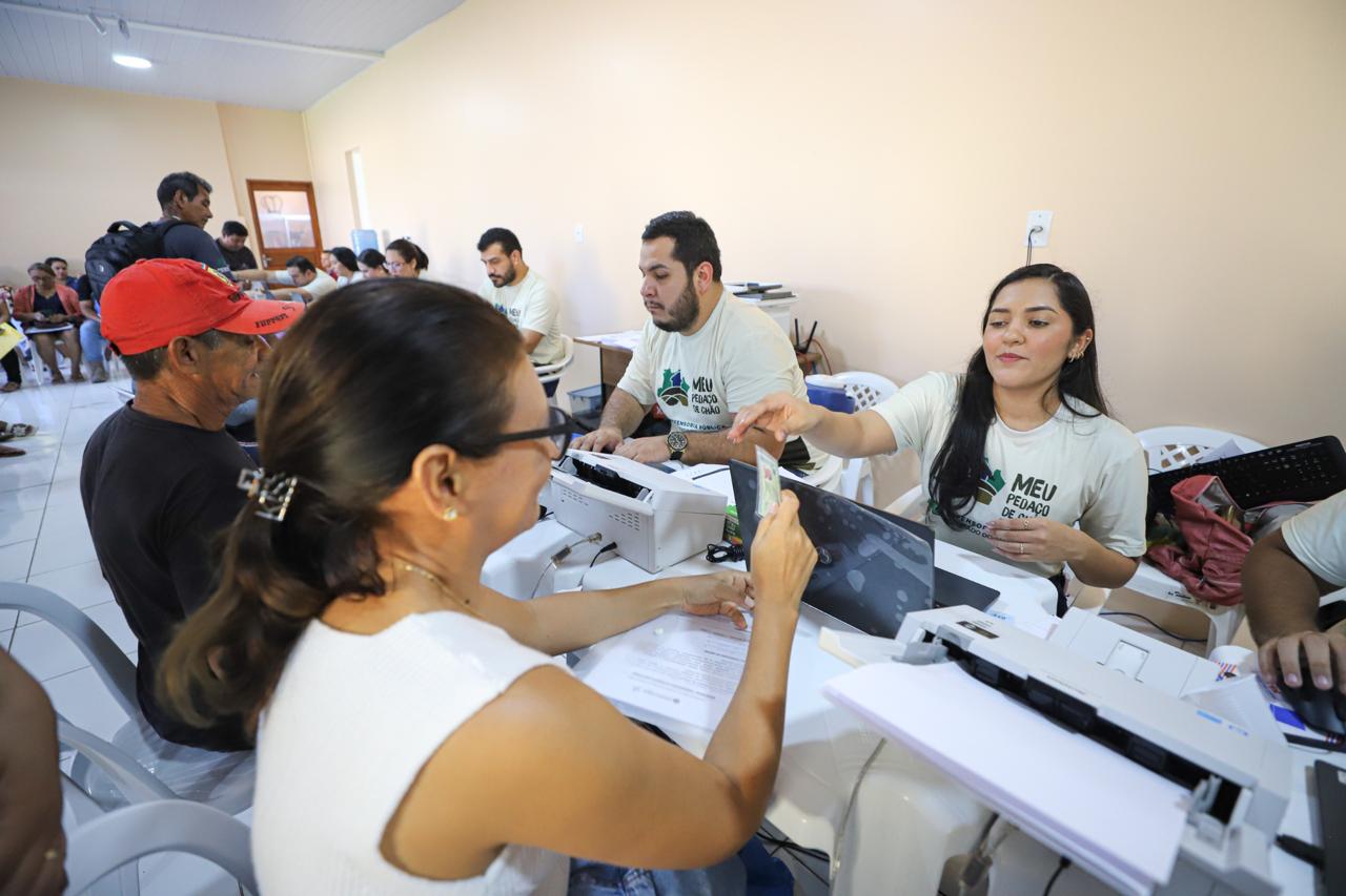 Defensoria realiza ação de regularização fundiária para famílias com TEA nos dias 7 e 8 de outubro em Manacapuru, com 100 senhas por dia.