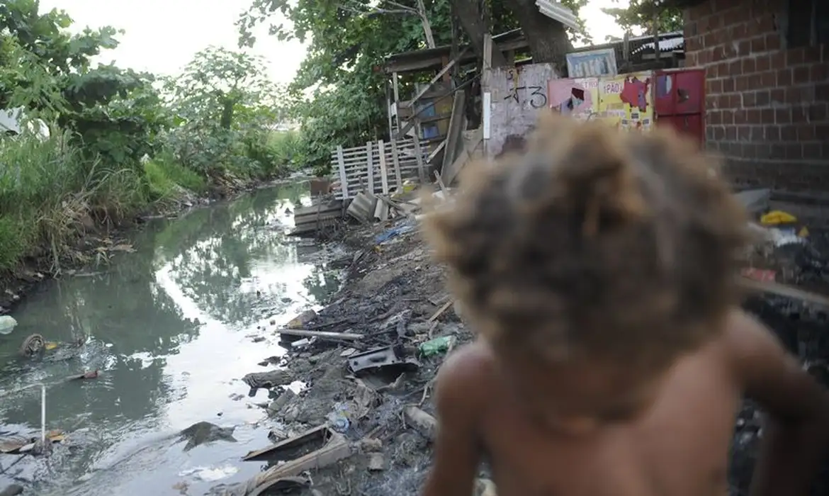 Riscos climáticos ameaçam mais de 30 milhões de crianças no Brasil. Unicef alerta que o El Niño pode agravar secas, enchentes e problemas de saúde e educação.