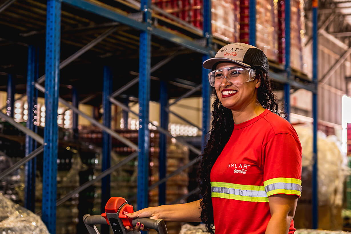 Solar Coca-Cola abre 94 vagas de emprego no Amazonas, sendo 72 efetivas e 22 temporárias. Confira os requisitos, benefícios e como se candidatar.
