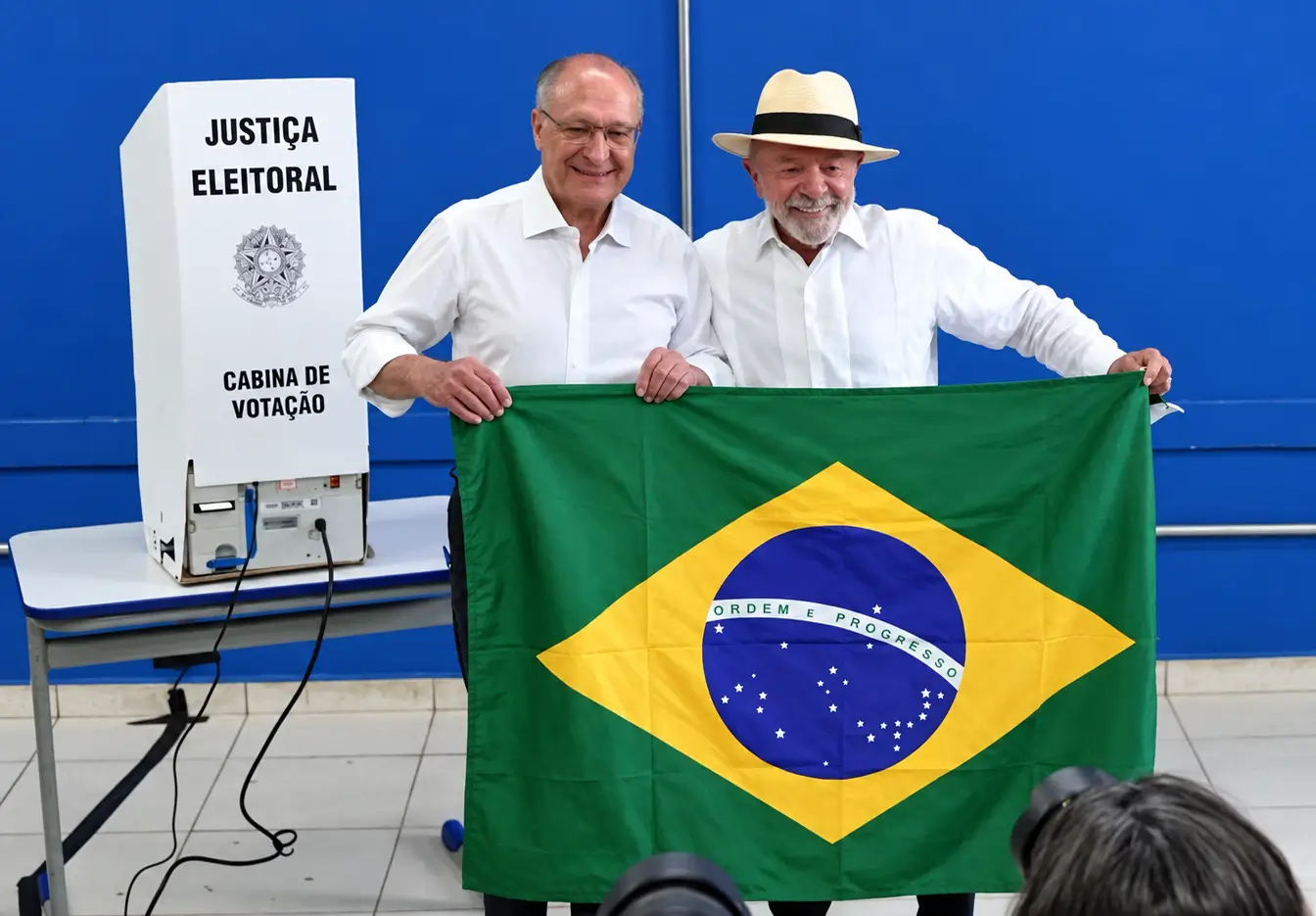 Mendonça manda remover posts falsos sobre Lula e a bandeira do Brasil. TSE deu 24 horas para plataformas retirarem publicações.