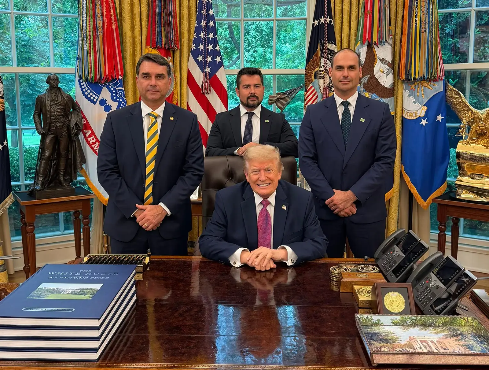 Trump diz que não vai se envolver após carta de Flávio Bolsonaro, confirma visto ao senador e questiona, sem provas, as eleições brasileiras.