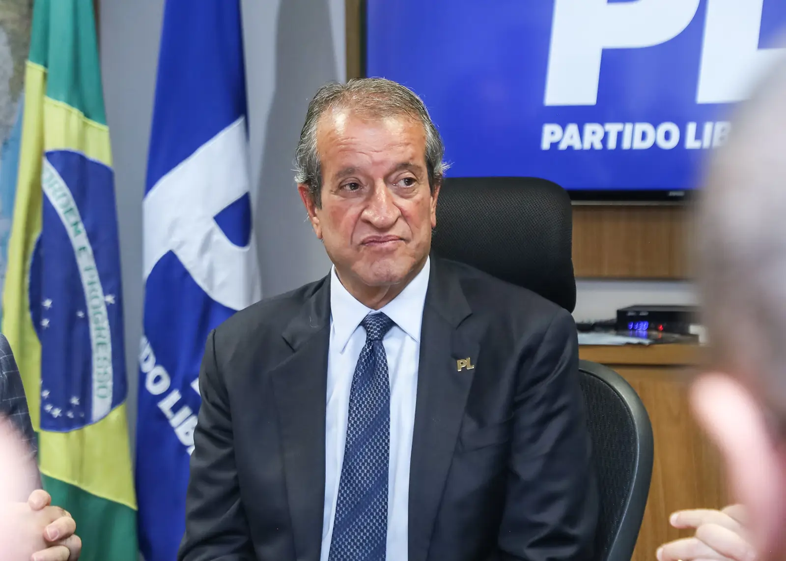 PL reconhece vitória de Lula nas eleições de 2026, mas cobra esclarecimentos sobre gastos públicos com benefícios sociais às vésperas da votação.