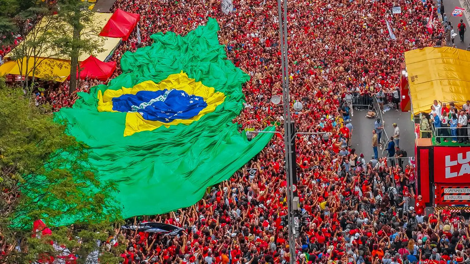 TSE manda Flávio Bolsonaro apagar vídeo falso sobre ato pró-Lula e determina a retirada de publicações que usam imagens fora de contexto.