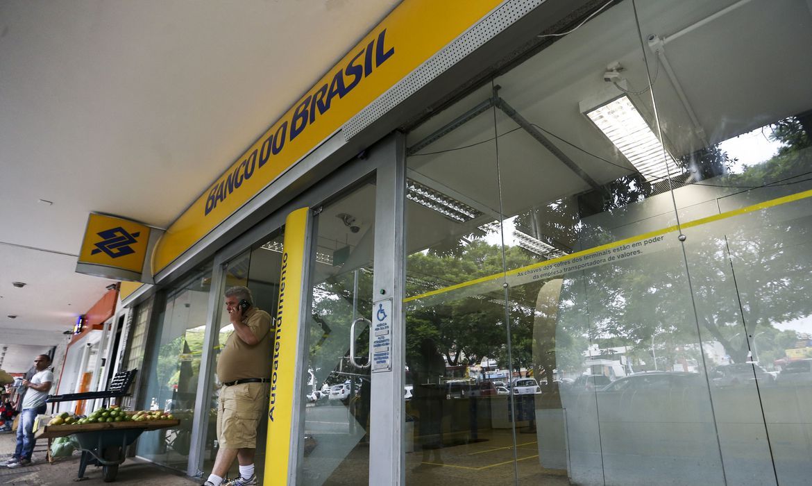 Bancos fecham no feriado de 12 de outubro, mas Pix e serviços digitais funcionam. Veja como ficam boletos, transferências e pagamentos de contas.