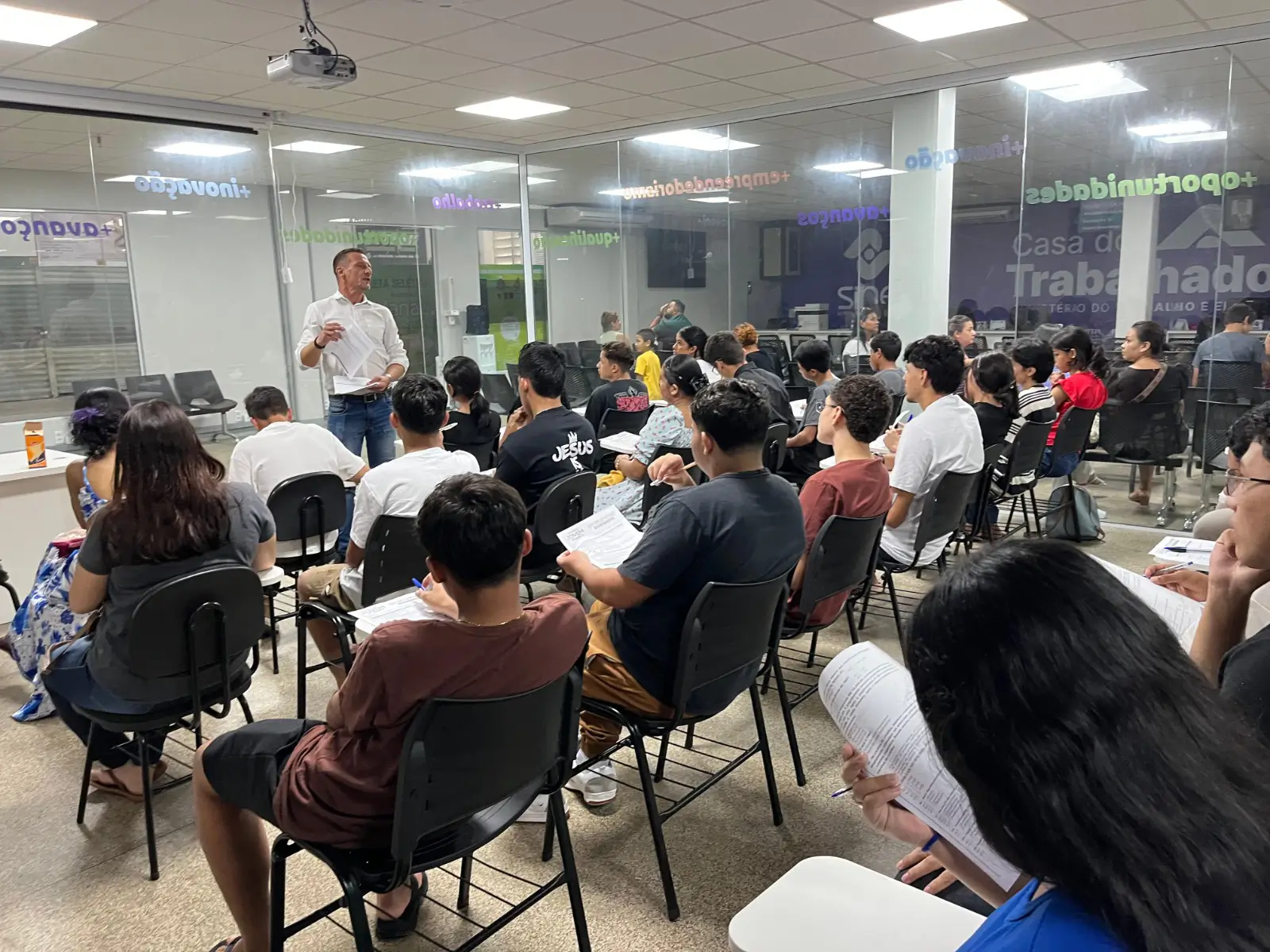 Curso gratuito de atendimento ao cliente em Manaus oferece 80 vagas. Inscrições até 16 de outubro; aulas serão realizadas nos dias 20 e 21.