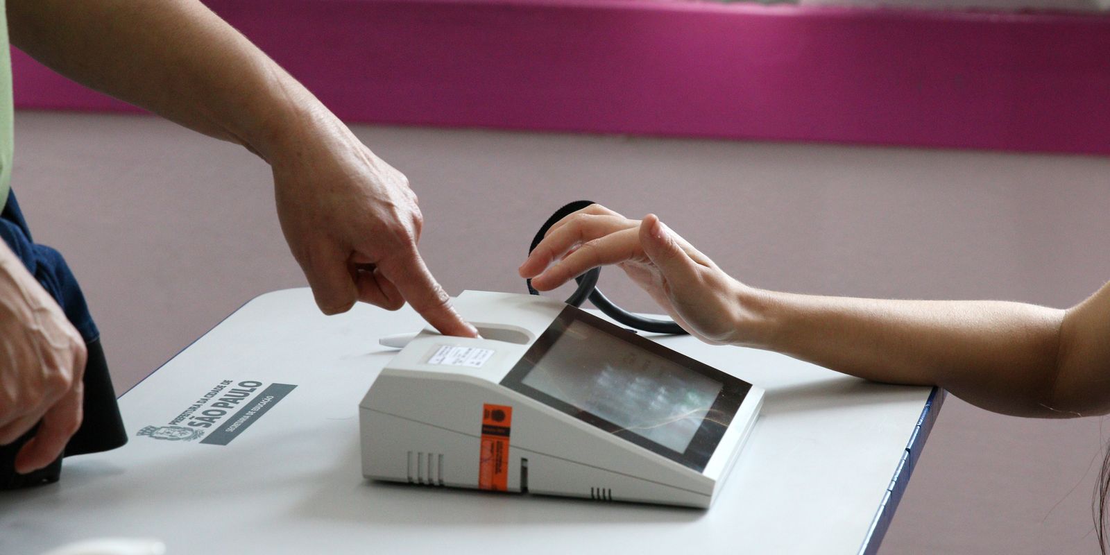 Eleitor sem biometria pode votar no segundo turno das eleições em 25 de outubro, desde que apresente documento oficial com foto.