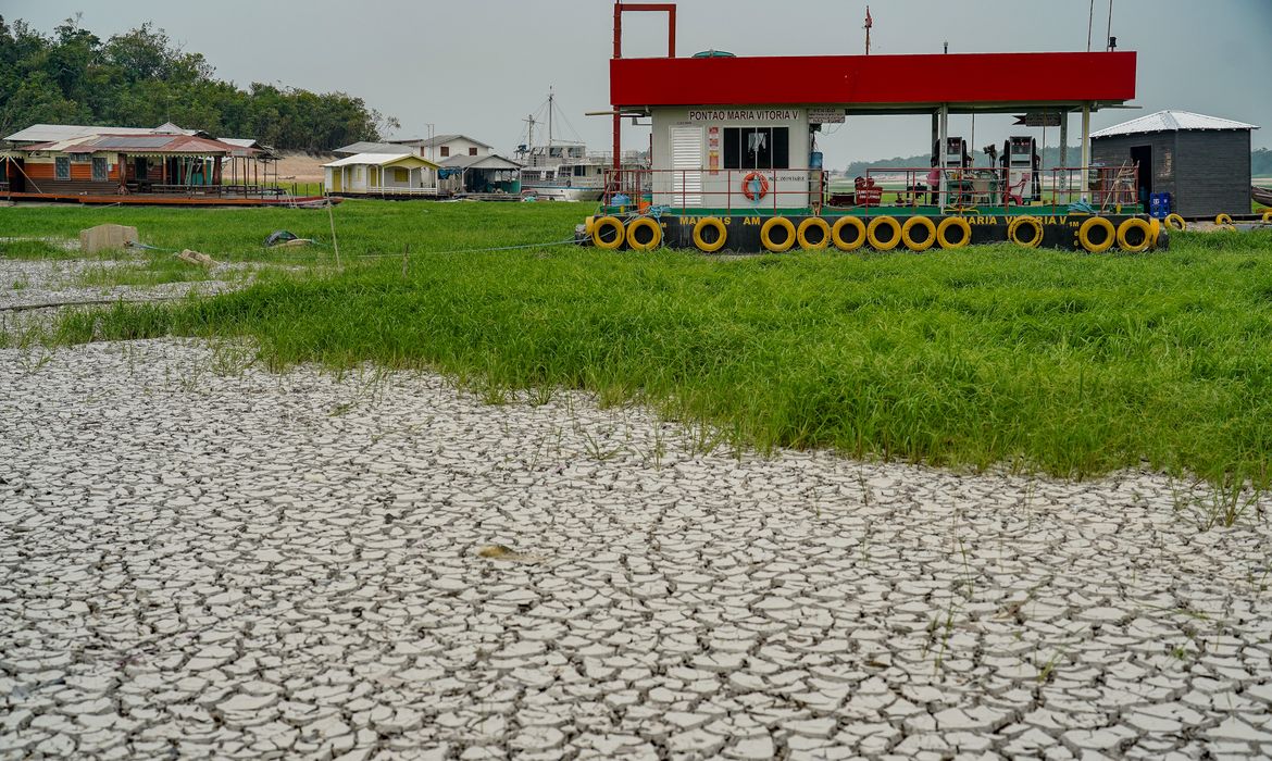 Seca no Amazonas mobiliza campanha para arrecadar 23,4 toneladas de alimentos e água para comunidades ribeirinhas da Grande Manaus.