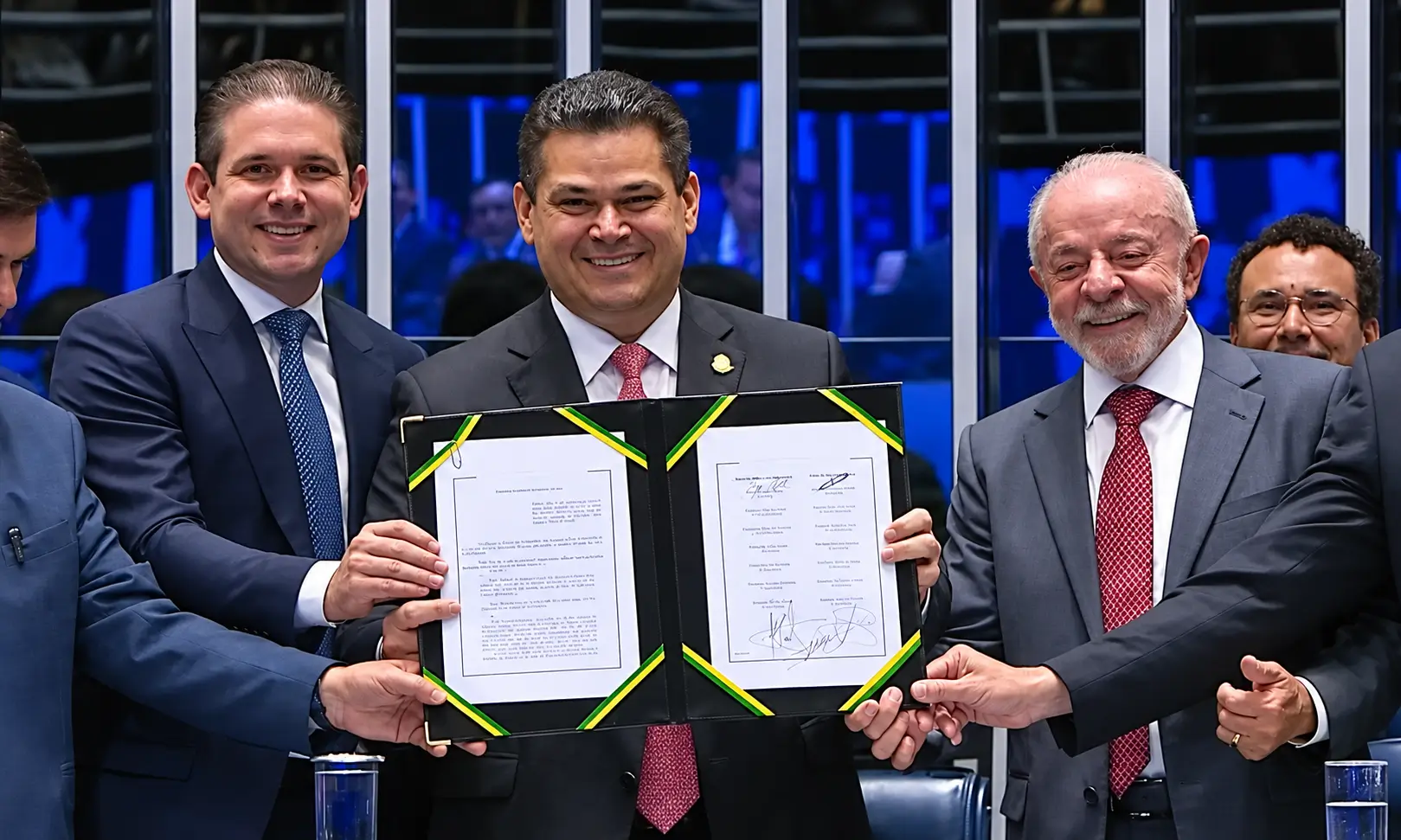 Fim da escala 6x1 é promulgado pelo Congresso e começa a valer em dezembro de 2026. Nova regra garante duas folgas semanais e mantém os salários.