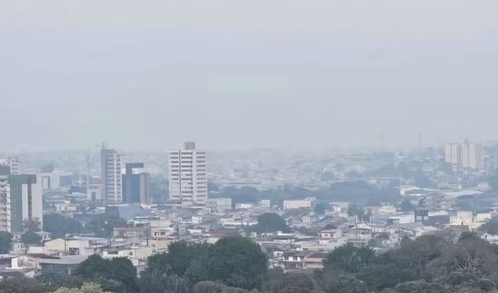 Fumaça em Manaus volta a comprometer a qualidade do ar, com sensores registrando concentrações elevadas de partículas finas nesta quarta-feira.