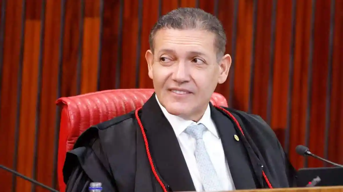 Mensagens de Vorcaro citam Kassio e um ministro em festa com cinco mulheres. Evento custou R$ 62,3 mil, mas presença de Nunes Marques não foi confirmada.