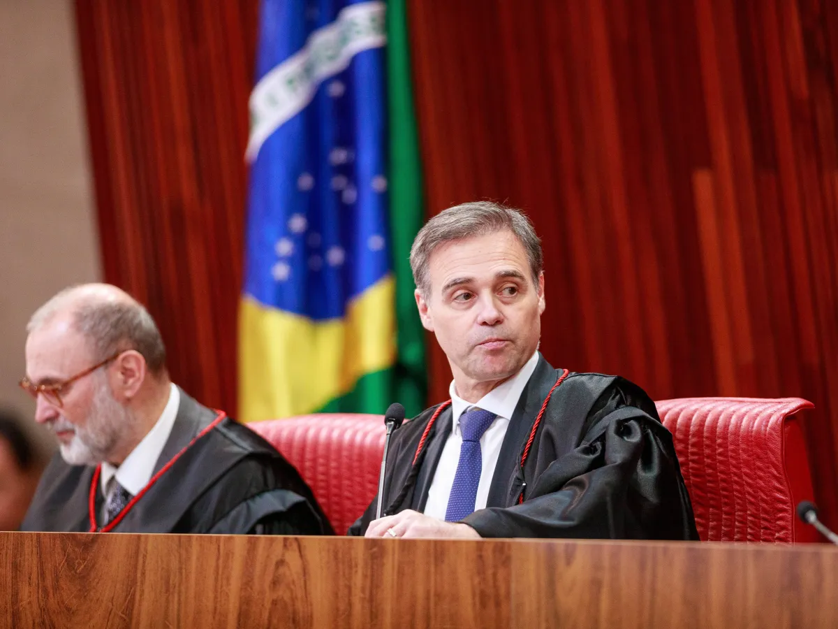 TSE mantém remoção de posts que associam Flávio Bolsonaro a fake news sobre Nossa Senhora Aparecida, mas libera publicação de Antonio Tabet.