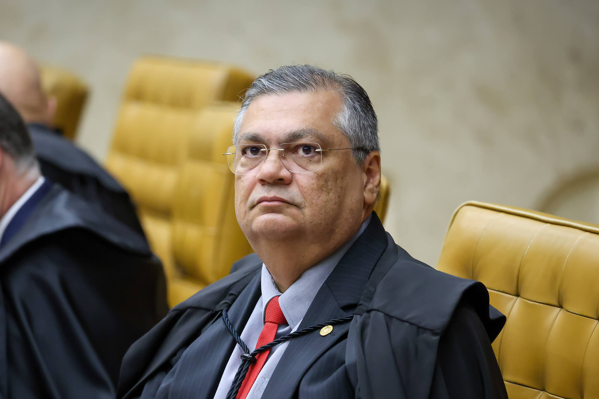 Dino determina investigação da PF sobre interferência estrangeira nas eleições, suspeitas de financiamento político e possível negociação envolvendo terras raras.