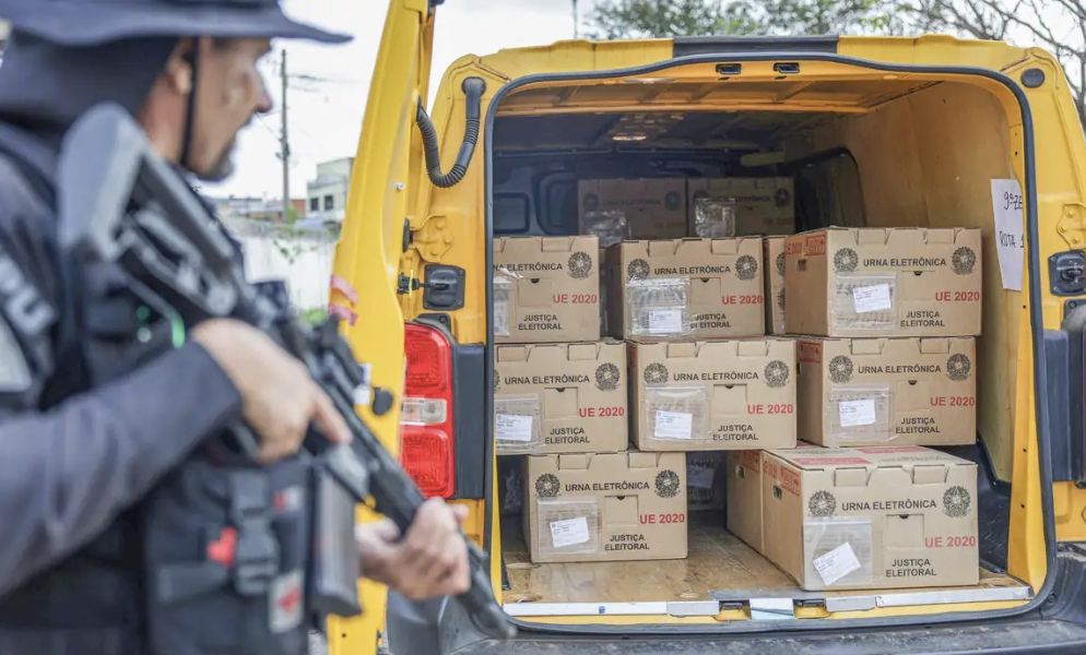 Preparação das urnas eletrônicas entra na fase final antes do primeiro turno. Equipamentos passam por carga, testes e lacração.
